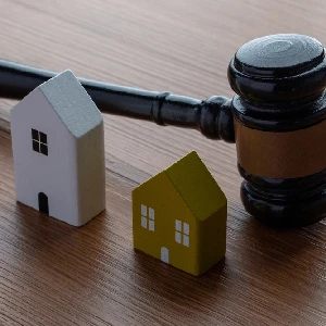 House models beside a judge's gavel representing Florida ancillary probate and property matters